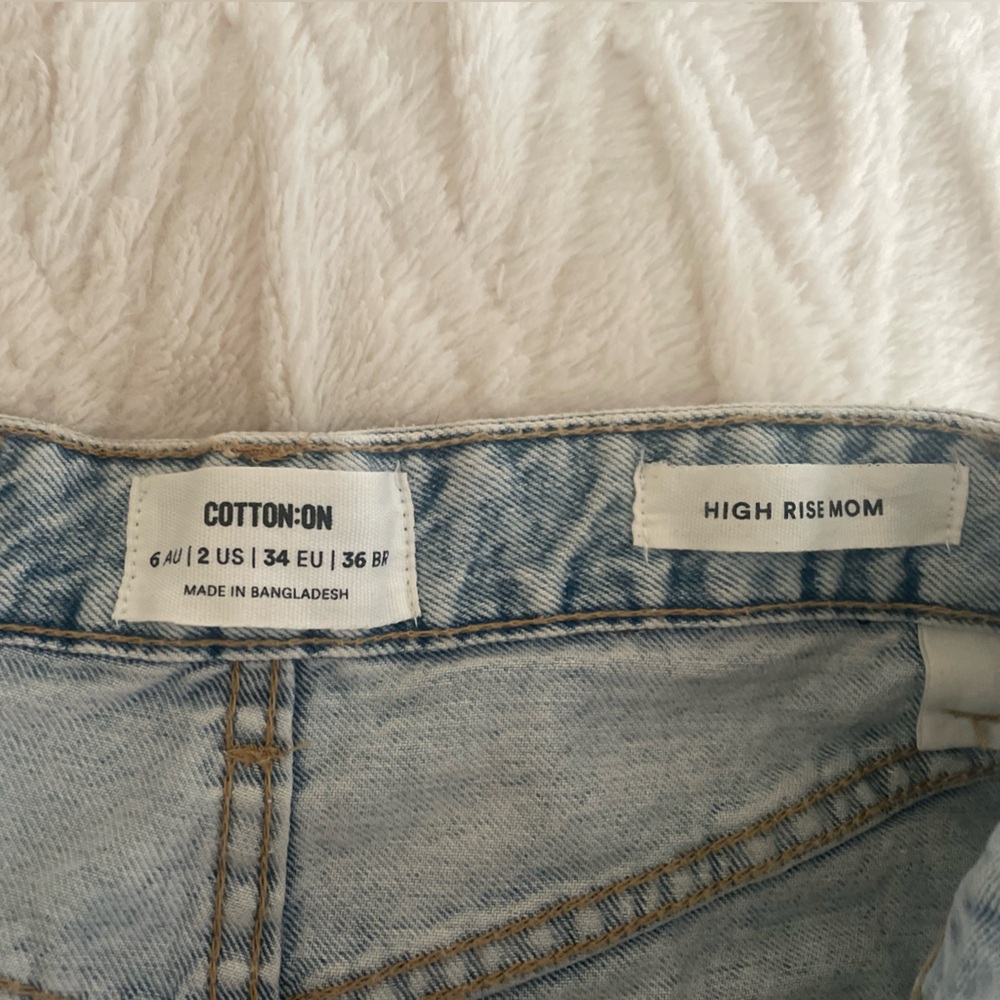 Cotton On| high rise mom jean short| light jean wash-Size:2 - Picture 3 of 4
